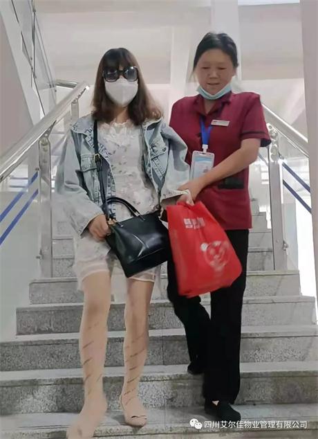 助人為樂，他們像花兒綻放在八月！