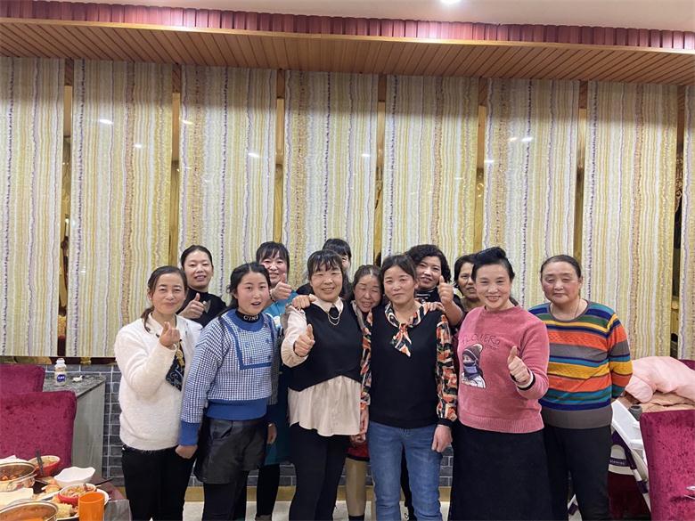 艾爾佳物業(yè)全體員工喜迎新春，團年聚餐發(fā)放春節(jié)福利